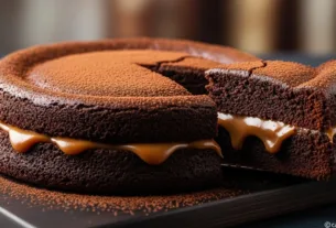 Bolo de Chocolate Sem Farinha com Recheio Cremoso de Doce de Leite