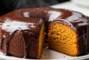 Bolo de Cenoura com Cobertura de Chocolate Trufado: Sabor e Maciez Incríveis!